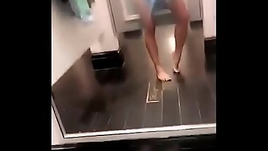 Flaca Caliente Se Masturba En El Vestier de La Tienda - COMPLETO AQUI http://mitly.us/Ds2Htkp