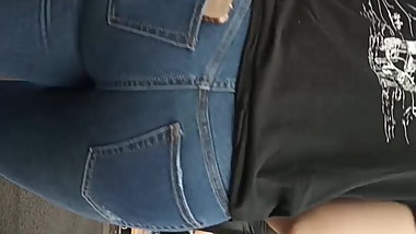 Thick teen shakes her ass