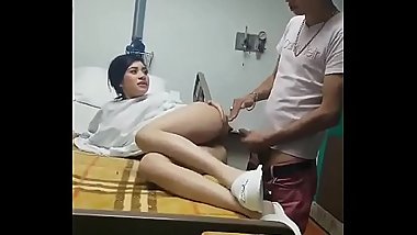 Hemşire arkadaşına hastahane ziyareti yapıyor