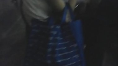 chica en las gradas de poli