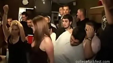 se la cogen en una fiesta,ver video completo:   festyy.com/wN9A5J