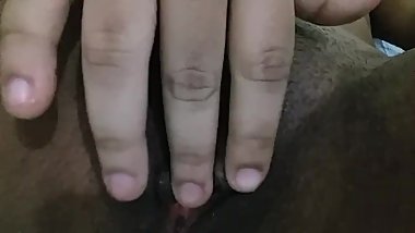 Greluda abre a perna para cam