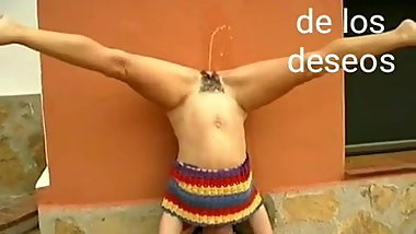 Puta le encanta orinarse
