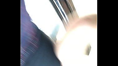 Flash linda colegiala upskirt bajo falda