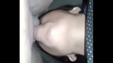 ছোট মেয়ে তার বাবার ধোন চুষে দিলো