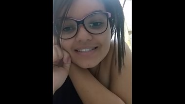 Novinha peituda se tocando e gemendo baixinho pros pais nÃ£o ouvirem