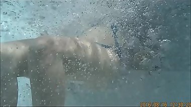 Teen bei der unterwasser entspannung