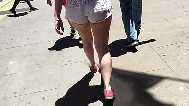 Rubia en hot shorts!