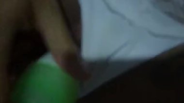 NiÃ±a de caracas se mete un desodorante de bolita para masturbarse rico