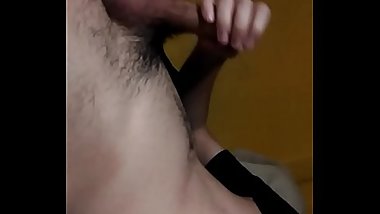 Joven dotado masturbandose