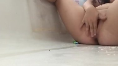 teen girl squirting in bathtub