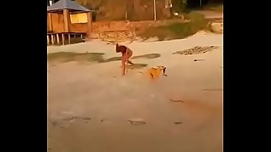 Correntina tetona se desnuda en la playa. parte 2