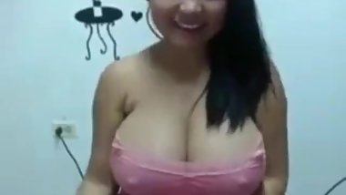 Chubby Girl with Nice Nipples Showing Her Pussy on Cam BBW
