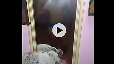 Agarro el celular de mi amiga y mientras no se da cuenta me paso los videos que le manda a su novio