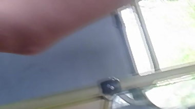 piernas de linda jovencita en la micro