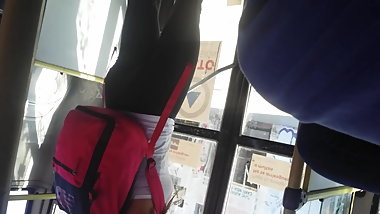 linda chilena en la micro laicras apretadas spandex