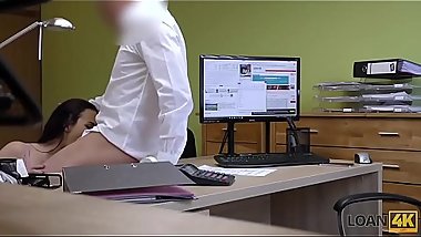LOAN4K. Agence de pret devient le lieu du sexe anal passionne avec