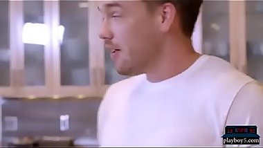 negrinha esta com  o tempo livre