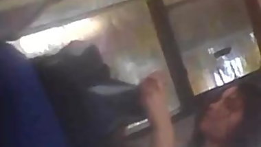 pendeja  chilena se toca muy discreta su vagina en la micro