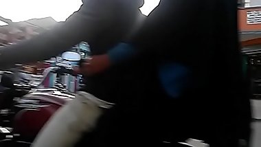 Flaca super rica y apretadita paseando por las calles de Colombia