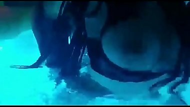 Jovencita celebra cumplea&ntilde_os con una cogida en la piscina Completo: https://ouo.io/RxXAp8