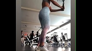 Hermosa chica en el gym haciendo ejercicio buen culo