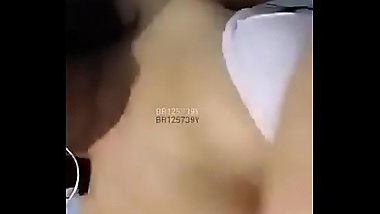 Novinha mostrando os seios