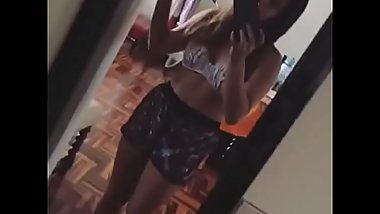 hermosa chica sensual grab&aacute_ndose fitgirl