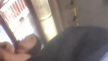 pendeja tatuada calentando en la micro