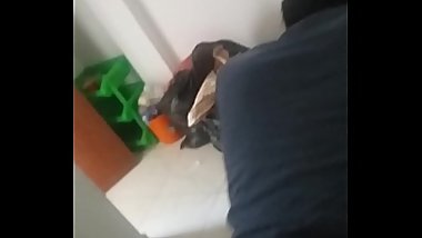 vino hacer la tarea y se dejo bajar el pantalon