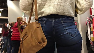 Joven con ricas nalgas en tienda
