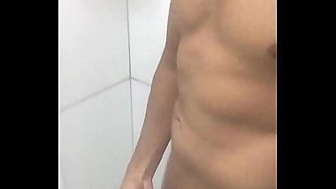 Fort&atilde_o dotado se exibindo no banho