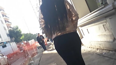 Doble lechazo a teen caminando