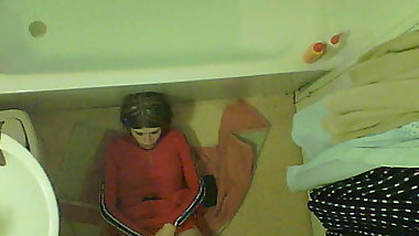 Teen this masturbates in the bath4