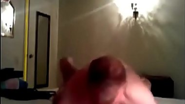 Chick avec un tatouage sur ses seins est excit&eacute_ de sucer la bite pour la premi&egrave_re fois