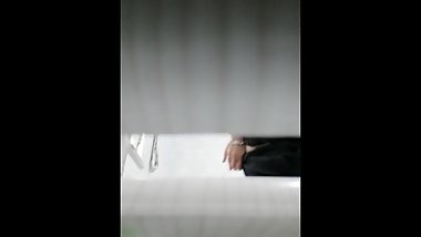 Troia italiana spiata in bagno