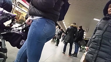 Perfect round teen ass in blue jeans