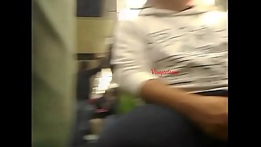 Upskirt frontal a regetoneras en el metro