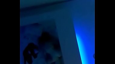 Casal teen no motel fazendo um amor envolvente