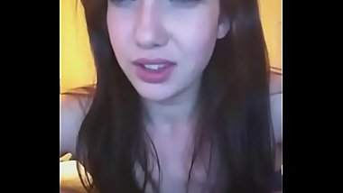 una mega perrita se deja ver su hermoso culito paradito FULL video aqui:   http://bit.ly/2LpmM5k