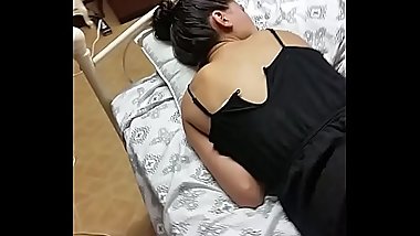 Olhando buceta da gata dormindo