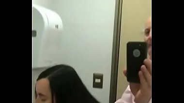 Viejo se folla hermosa jovencita