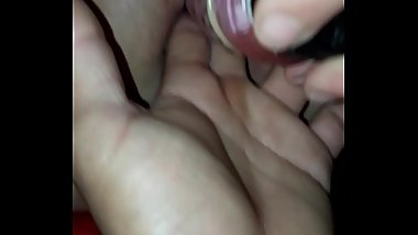 Mi esposa disfrutando de sus jugetes y mi verga acaba tres veces