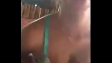morrita caliente se desnuda para su amante FULL video aqui:  http://bit.ly/2Vala3K