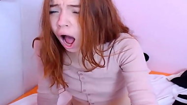 La Pelirroja  haciendo travesuras en casa. 2