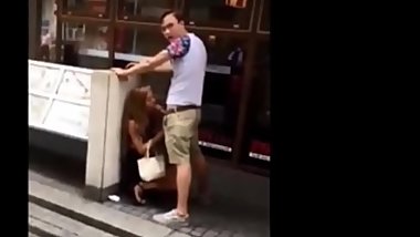 Menina na pressa, para que ela n&atilde_o abra sua calcinha e fodeu rapidamente em doggystyle.