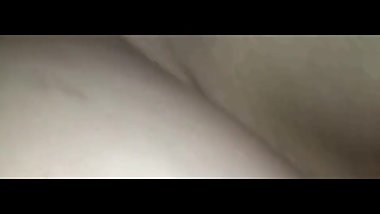 Nena adolescente obtiene un creampie y sigue