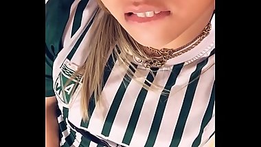 Belinda Baronne Ch toc&aacute_ndose con el chupete y despu&eacute_s se chupa el chupete.