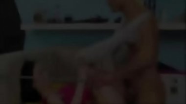 Esta flaca bonita es enculada por un pene gigante