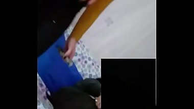 upskirt debaixo da mesa